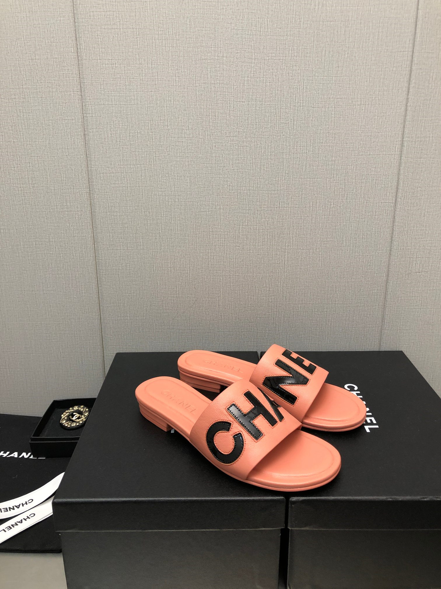 Best Replica Chanel color matching letter leather buckle slippers - Colareps