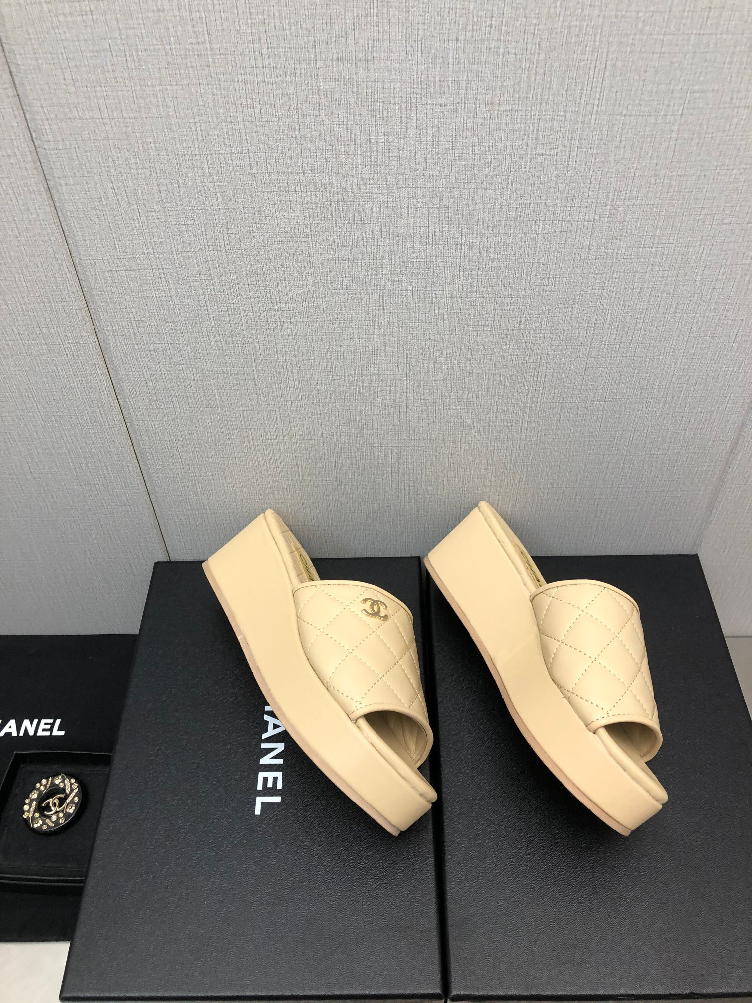 Best Replica Chanel rubber outsole high imitation water platform slippers - Colareps