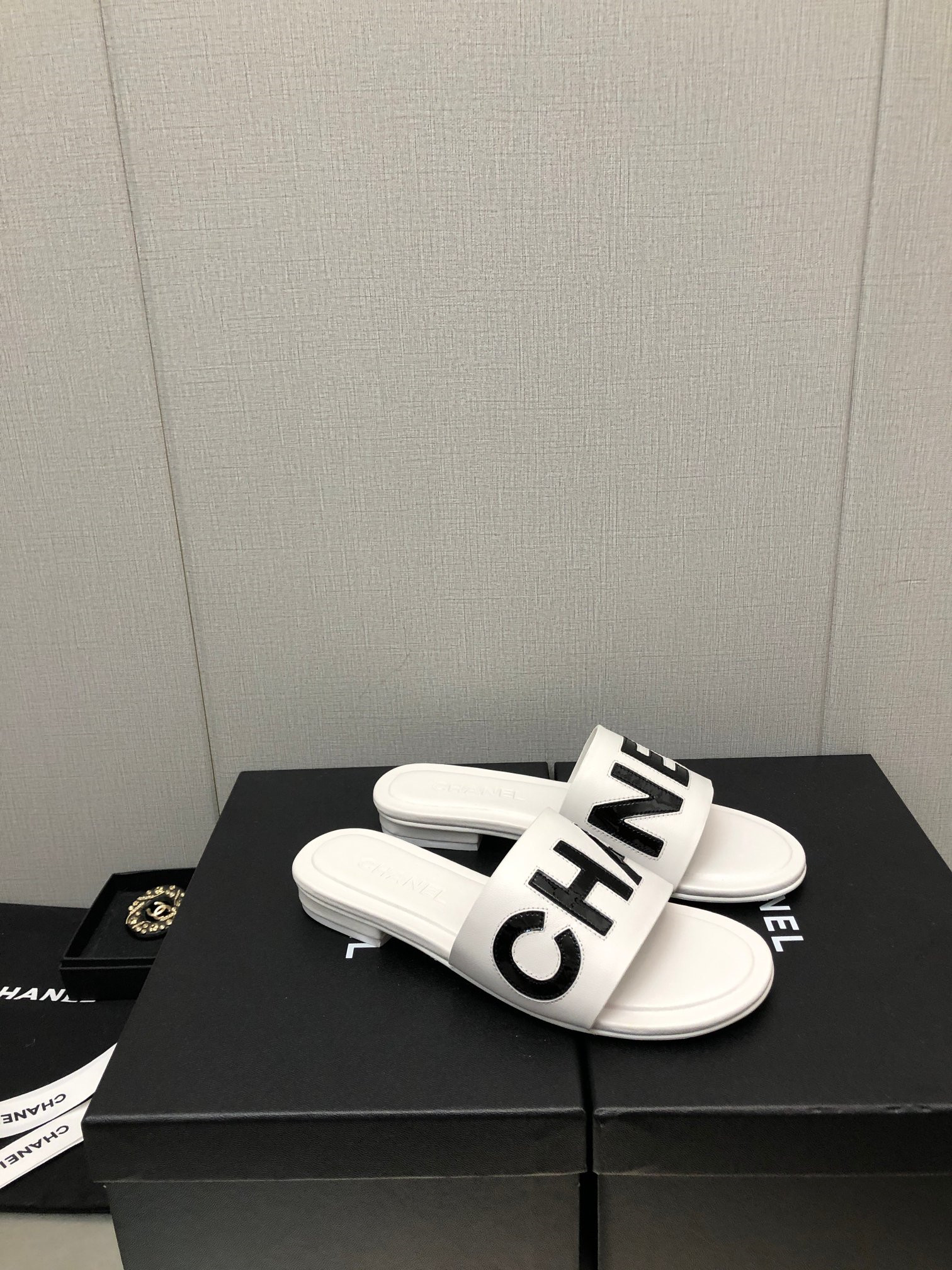Best Replica Chanel color matching letter leather buckle slippers - Colareps