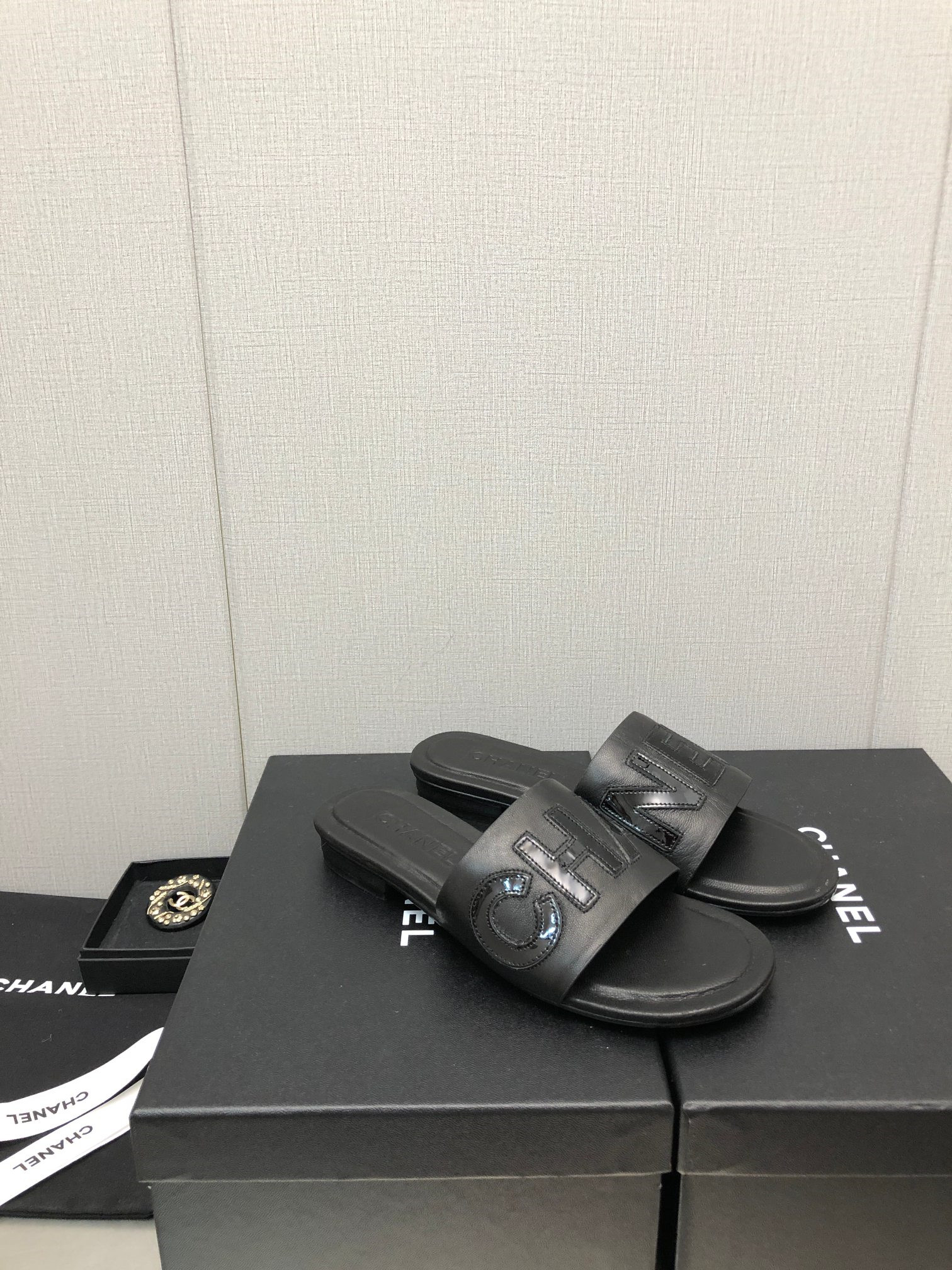 Best Replica Chanel color matching letter leather buckle slippers - Colareps