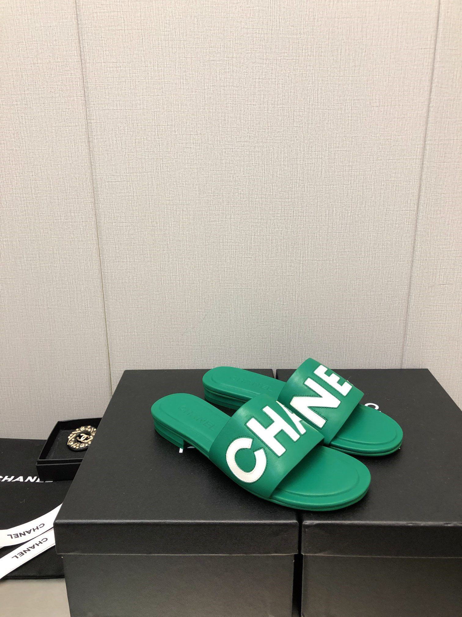 Best Replica Chanel color matching letter leather buckle slippers - Colareps