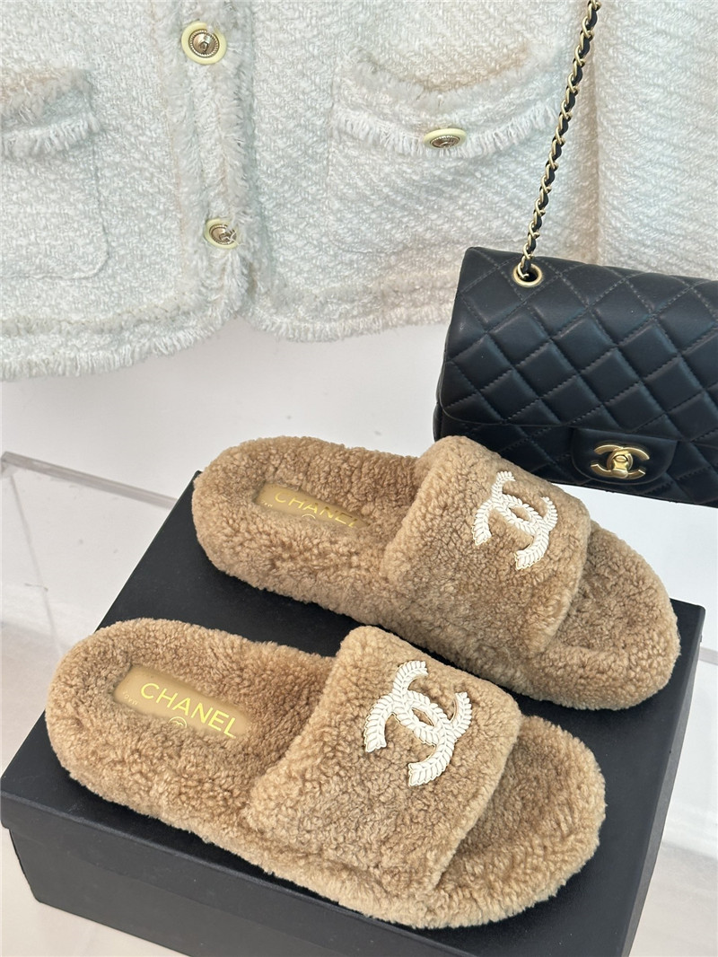 Best Replica Chanel classic four seasons double C plush slippers - Colareps