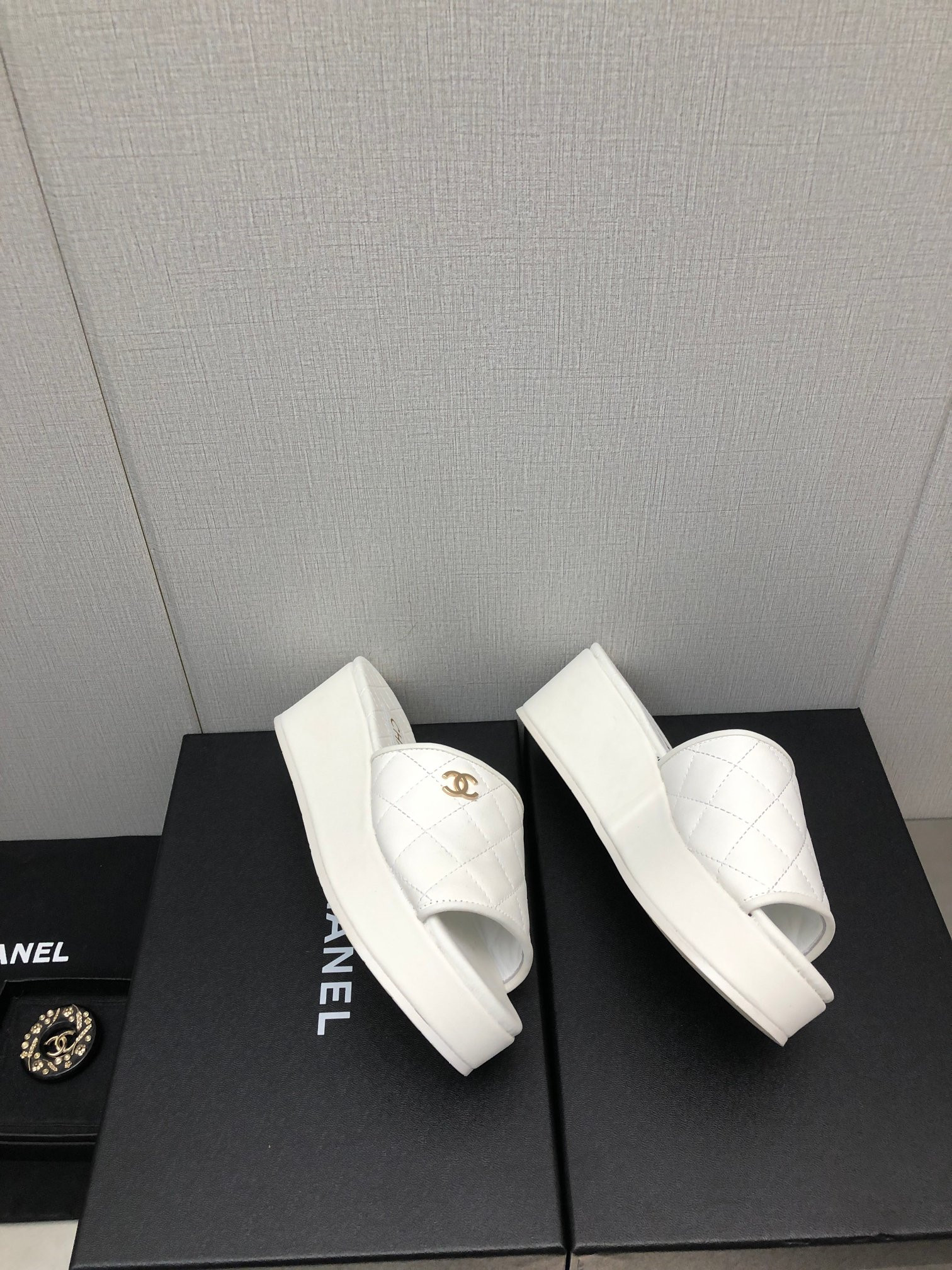 Best Replica Chanel rubber outsole high imitation water platform slippers - Colareps