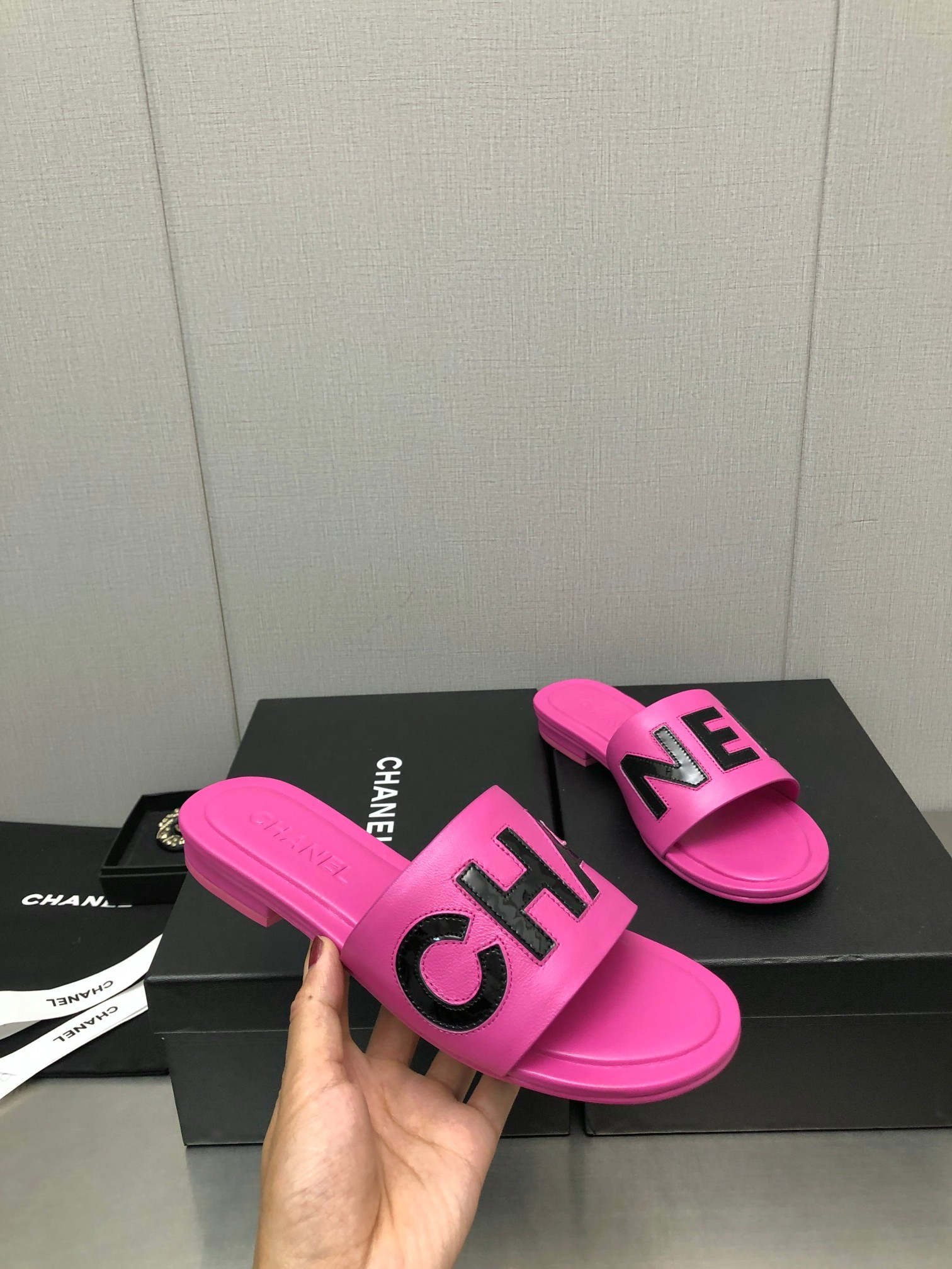 Best Replica Chanel color matching letter leather buckle slippers - Colareps