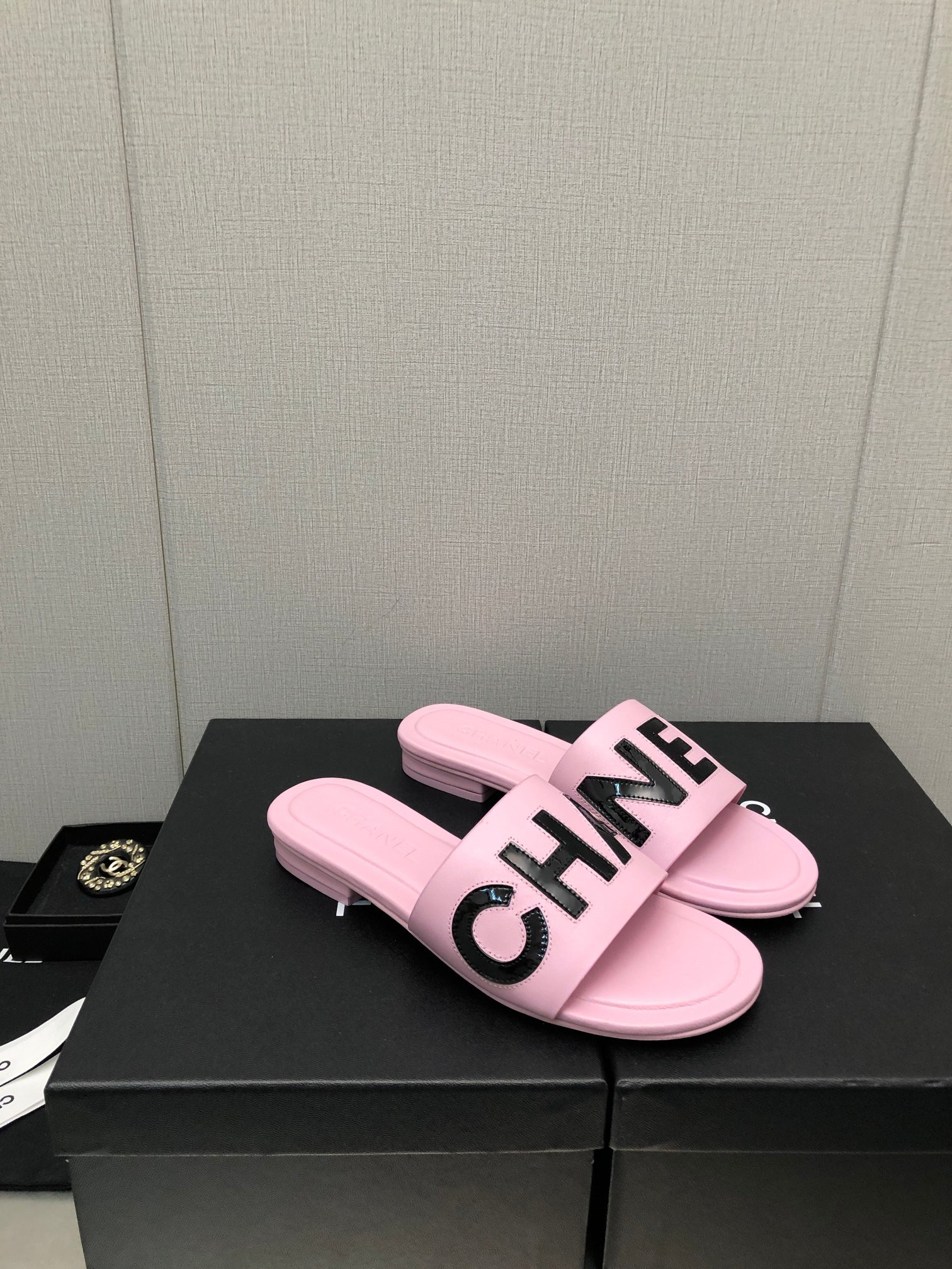 Best Replica Chanel color matching letter leather buckle slippers - Colareps