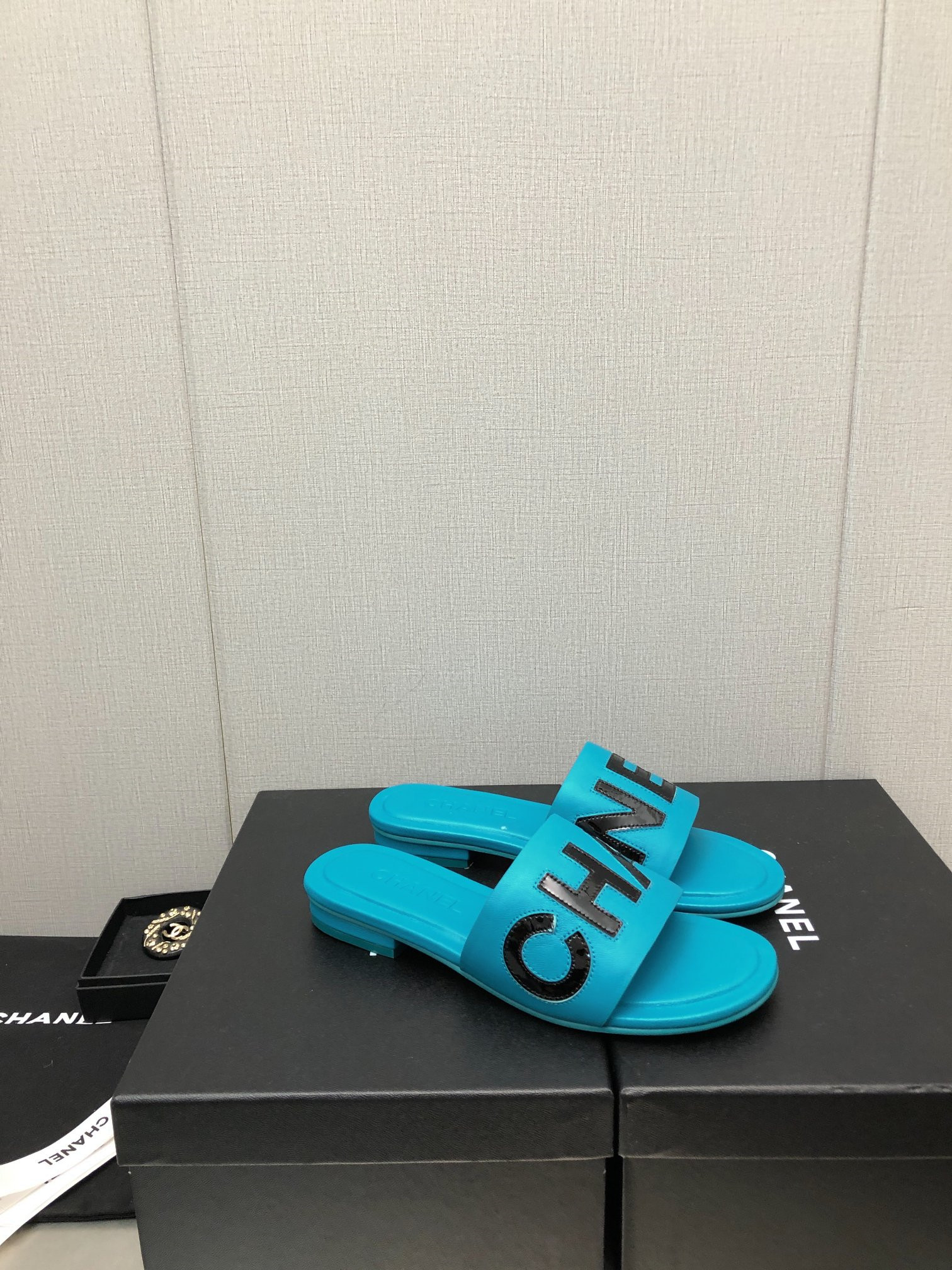 Best Replica Chanel color matching letter leather buckle slippers - Colareps