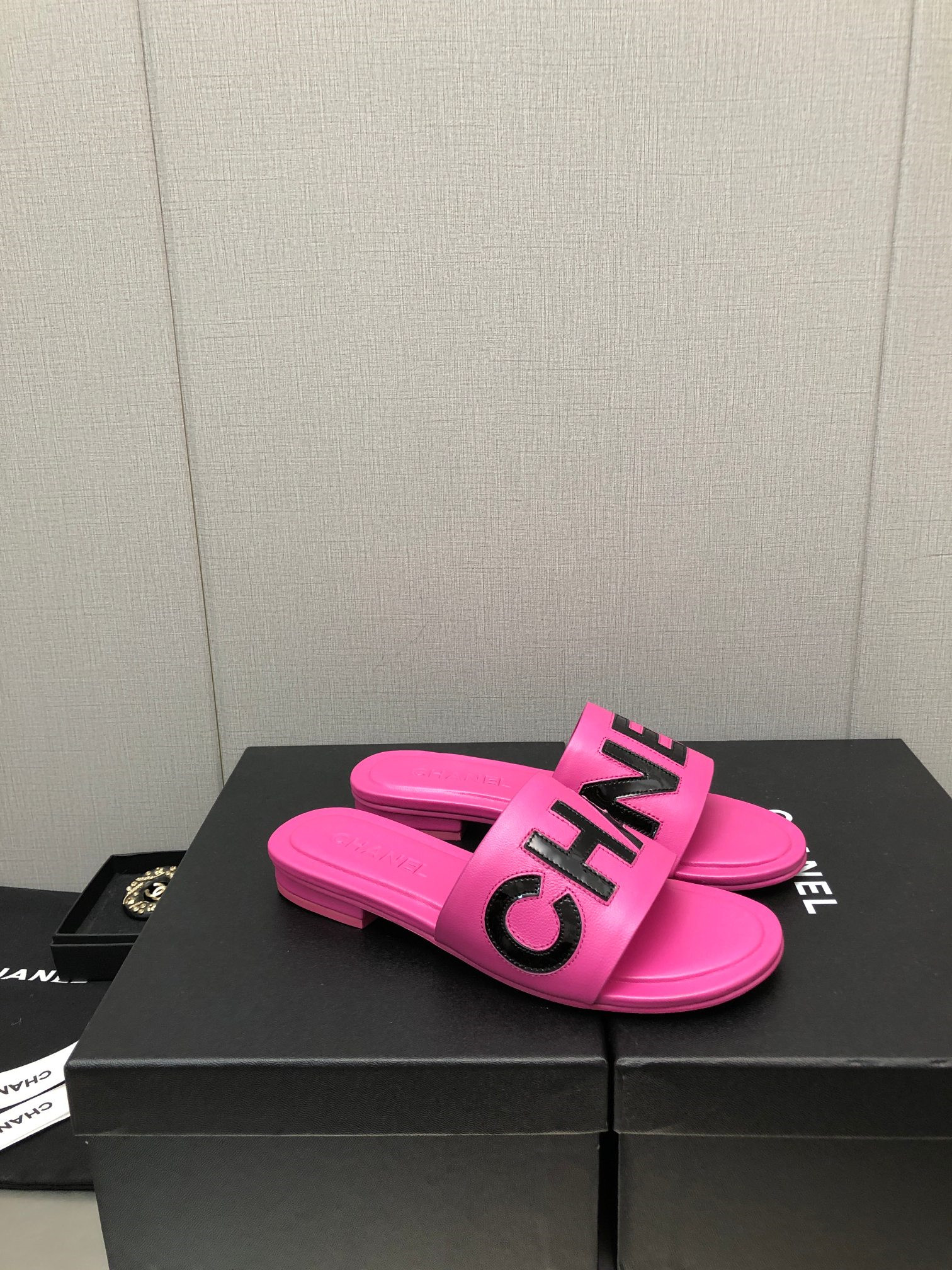 Best Replica Chanel color matching letter leather buckle slippers - Colareps