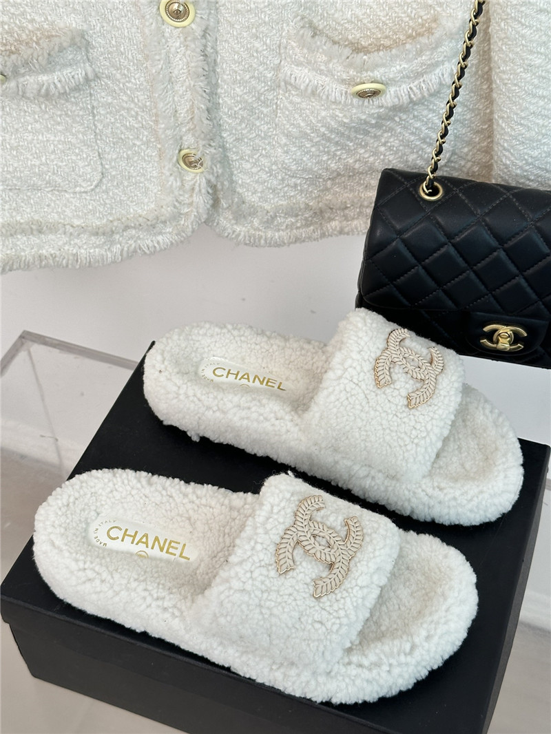 Best Replica Chanel classic four seasons double C plush slippers - Colareps