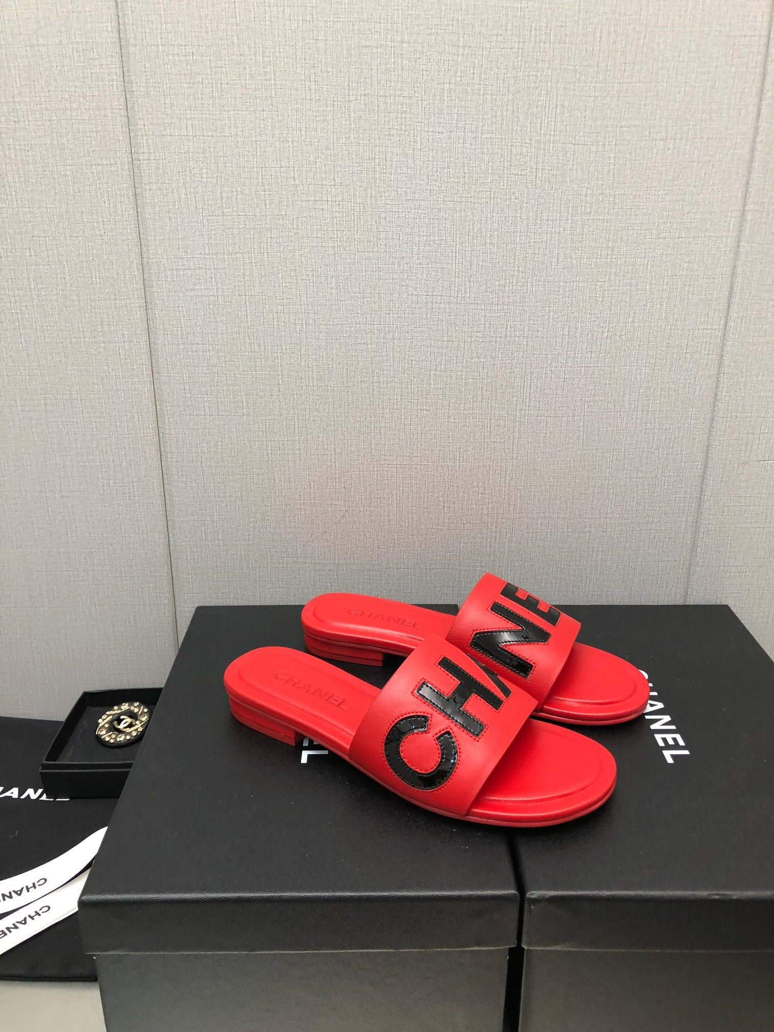 Best Replica Chanel color matching letter leather buckle slippers - Colareps