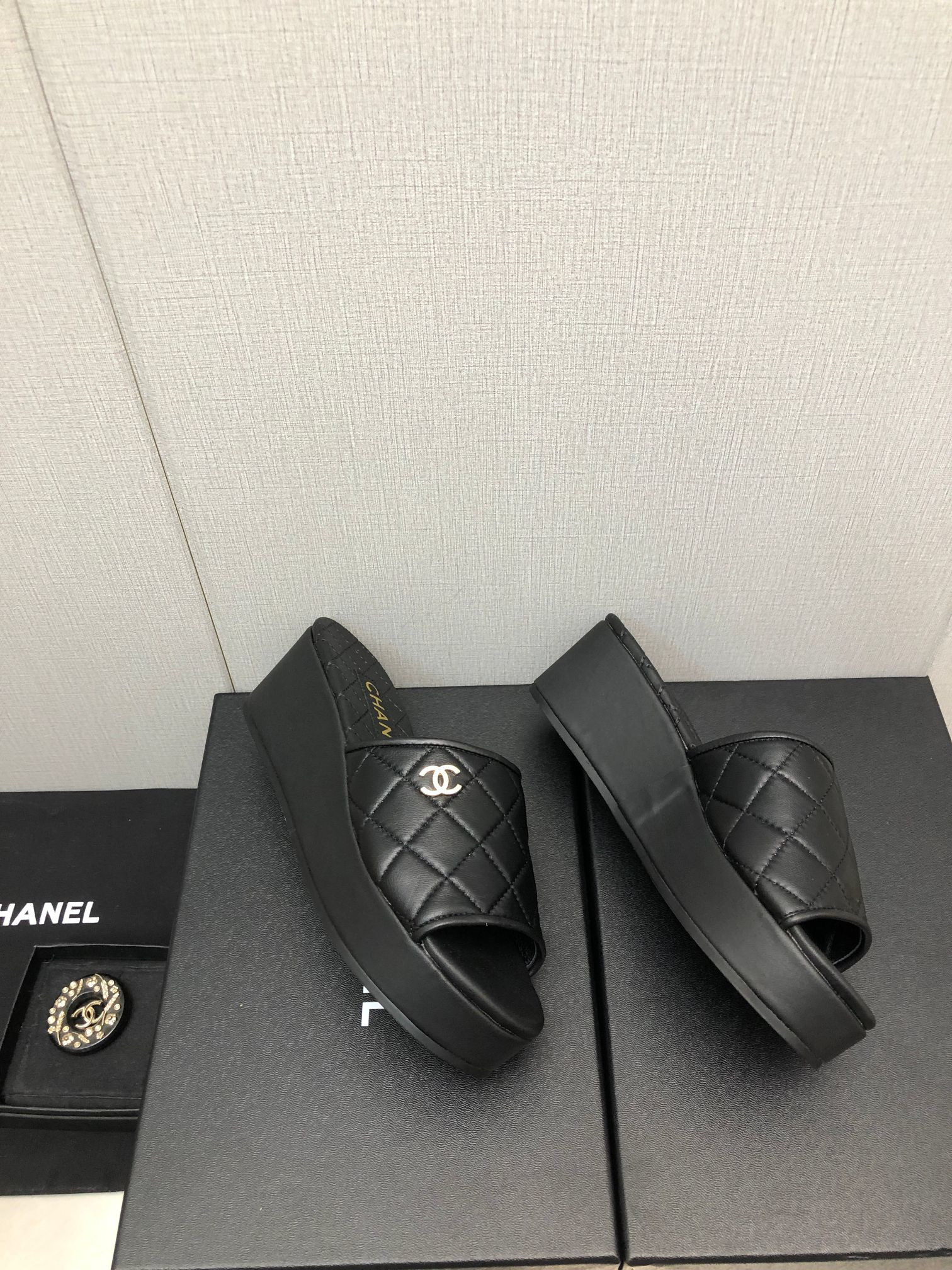 Best Replica Chanel rubber outsole high imitation water platform slippers - Colareps