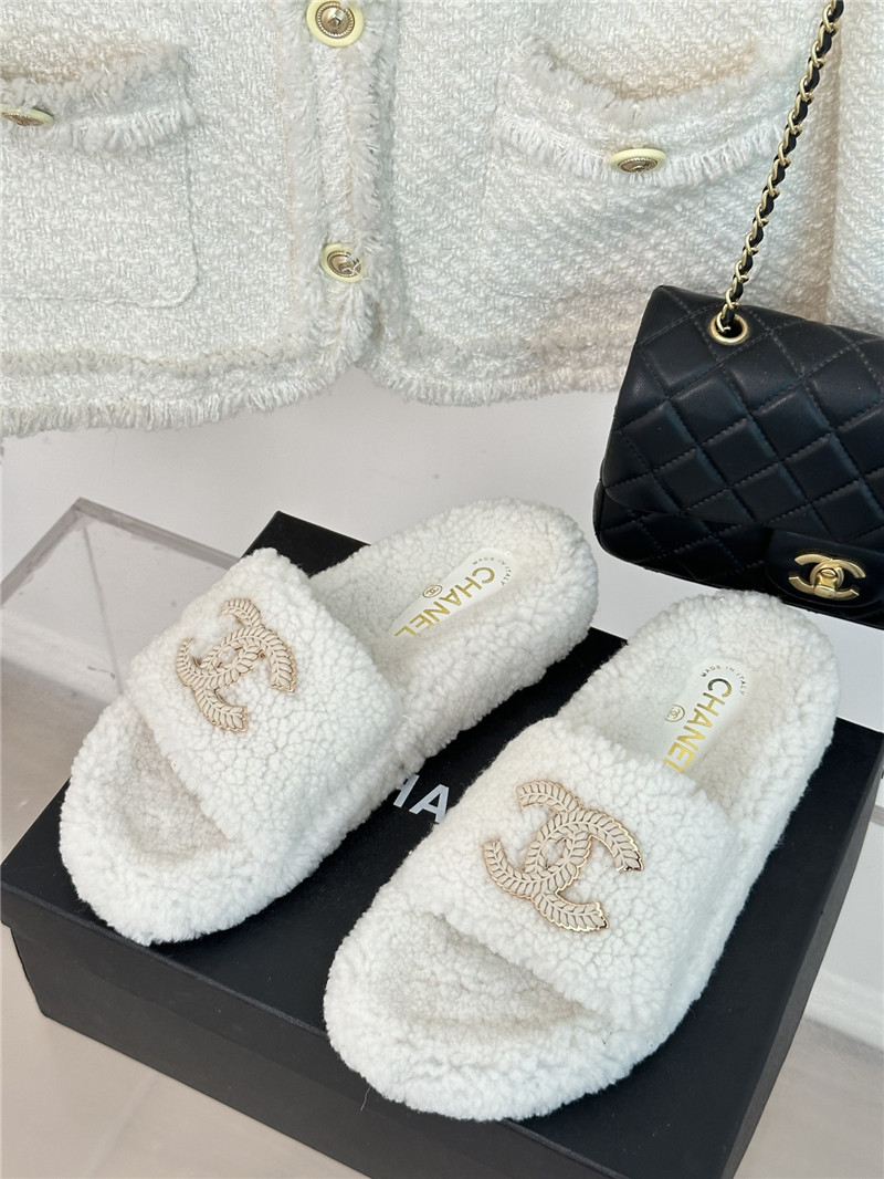 Best Replica Chanel classic four seasons double C plush slippers - Colareps