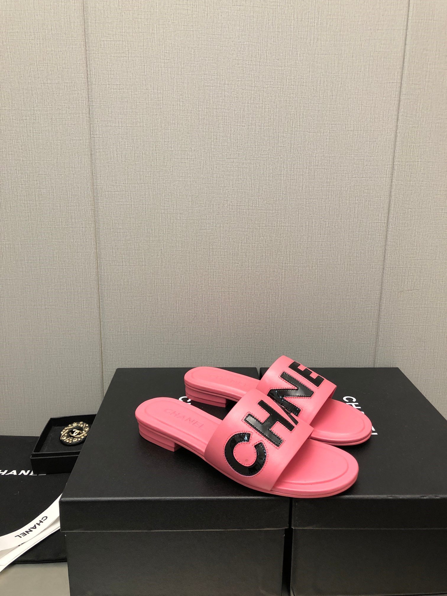 Best Replica Chanel color matching letter leather buckle slippers - Colareps