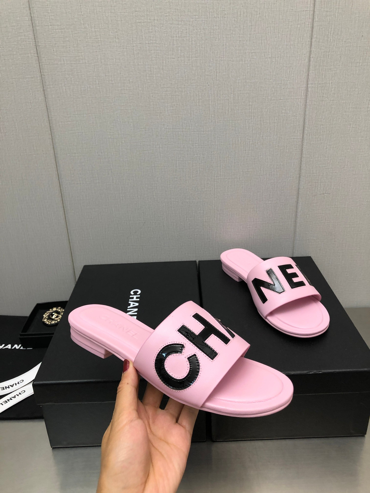 Best Replica Chanel color matching letter leather buckle slippers - Colareps