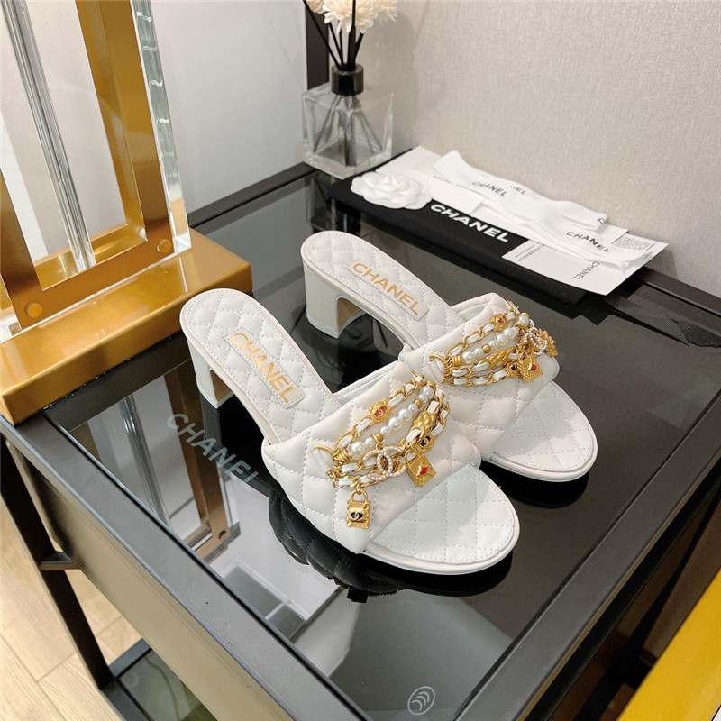 Best Replica chanel pendant pearl chain high heel slippers - Colareps