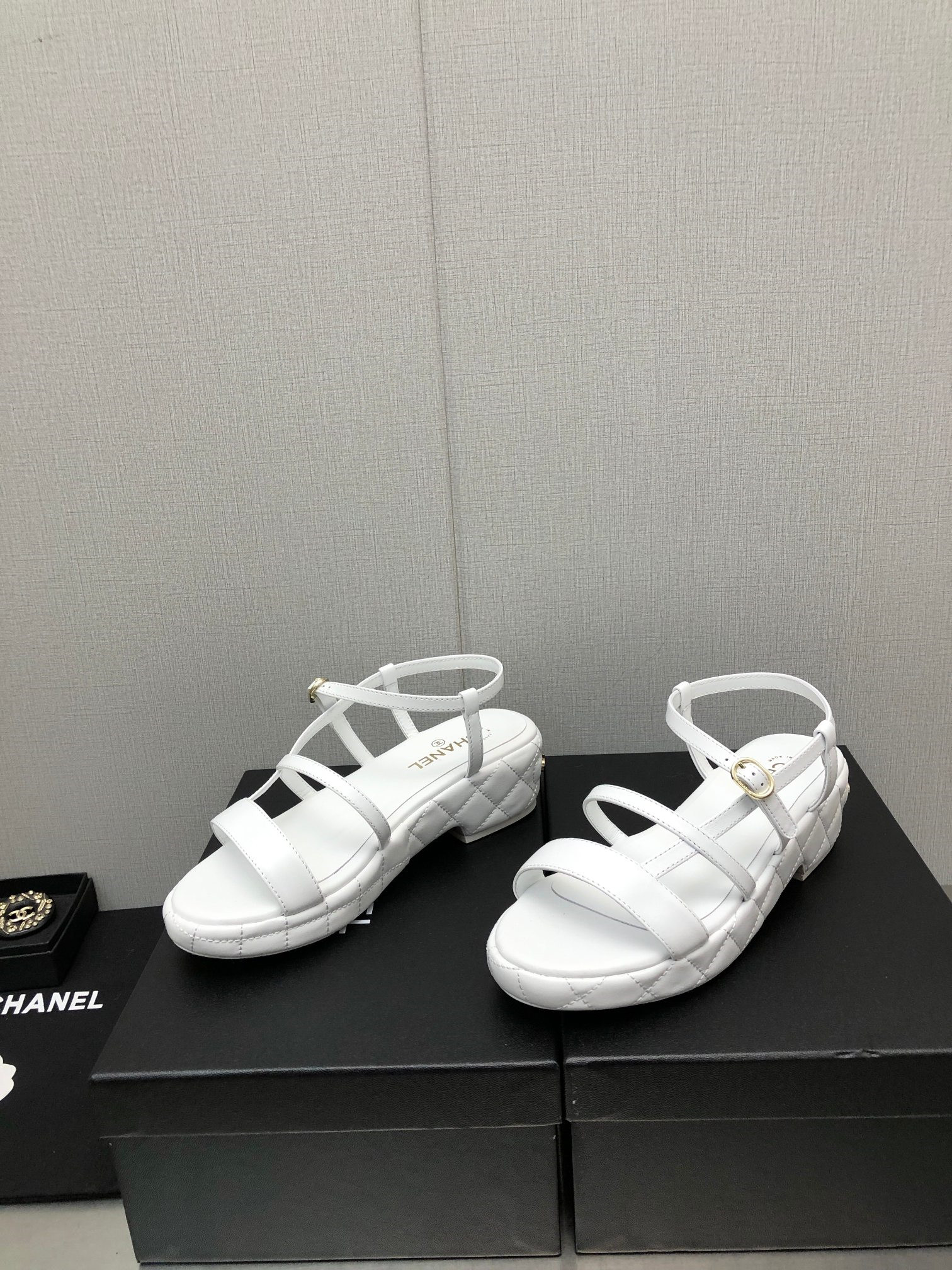 Best Replica Chanel back metal logo sandals - Colareps