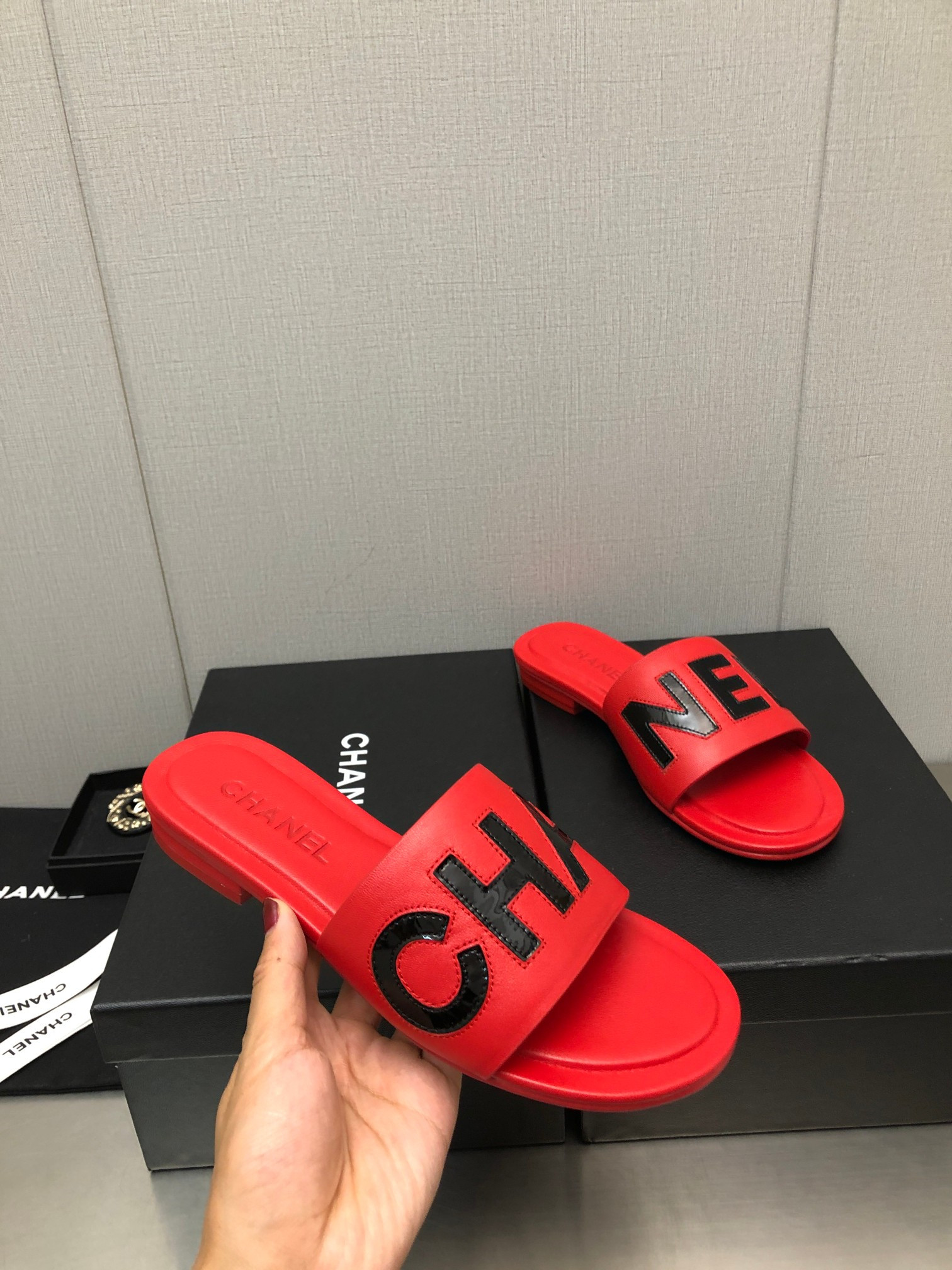 Best Replica Chanel color matching letter leather buckle slippers - Colareps