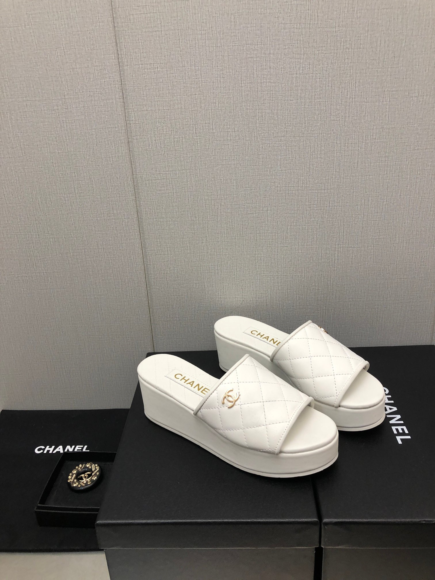 Best Replica Chanel rubber outsole high imitation water platform slippers - Colareps