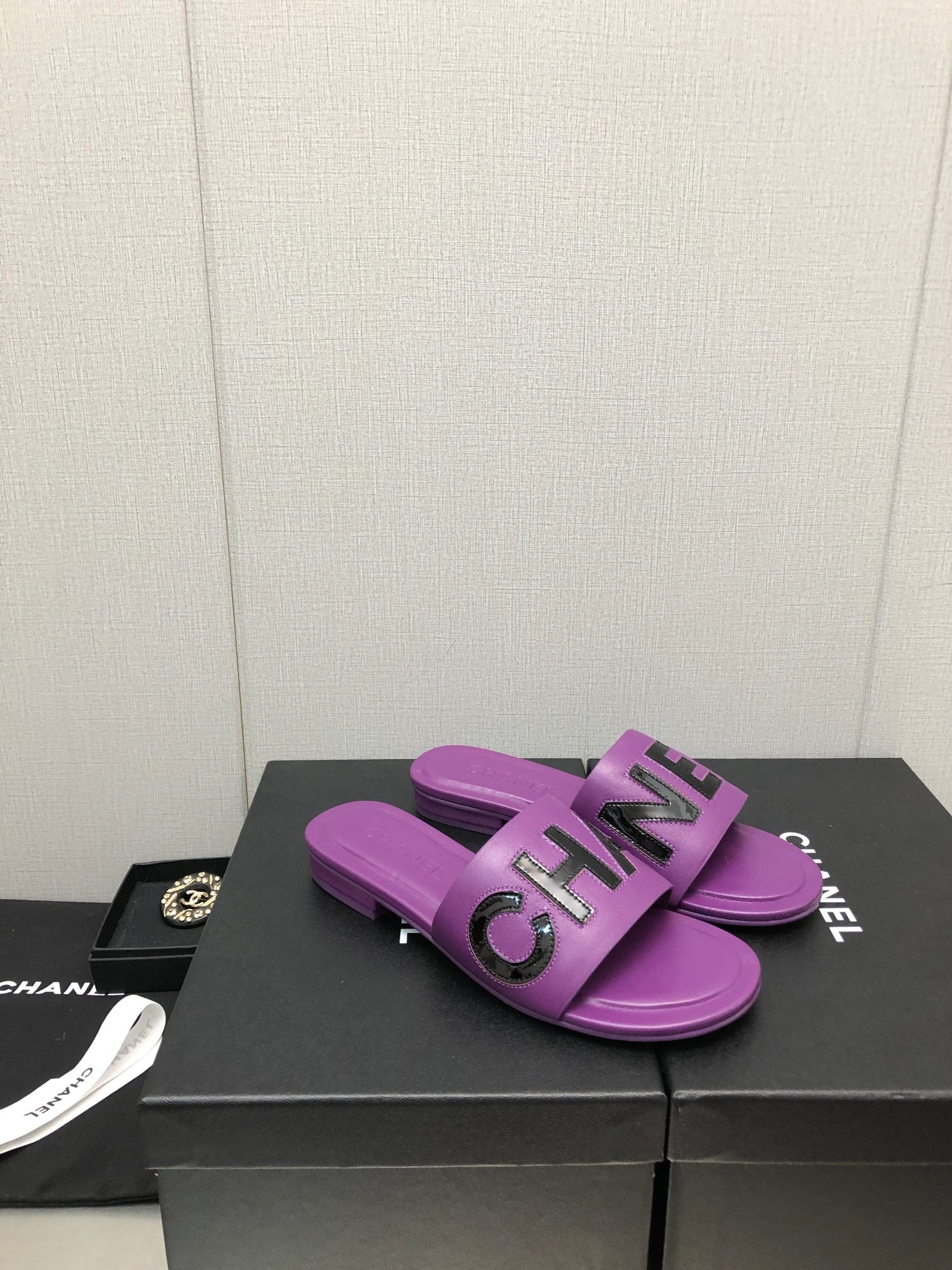 Best Replica Chanel color matching letter leather buckle slippers - Colareps