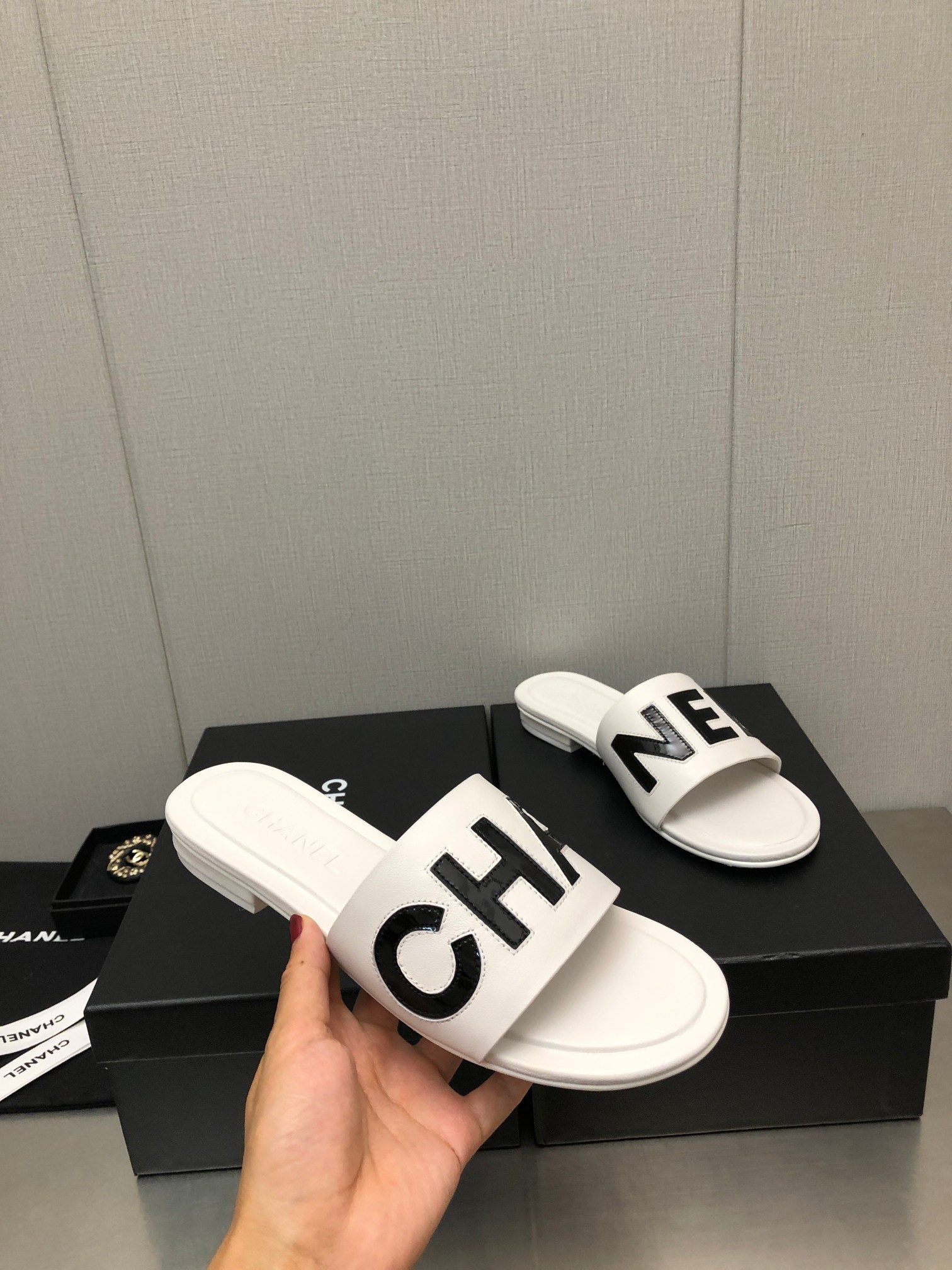 Best Replica Chanel color matching letter leather buckle slippers - Colareps
