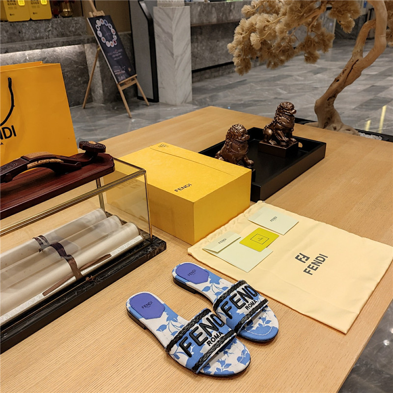 Best Replica fendi embroidered  FENDI  large English Logo logo slippers - Colareps