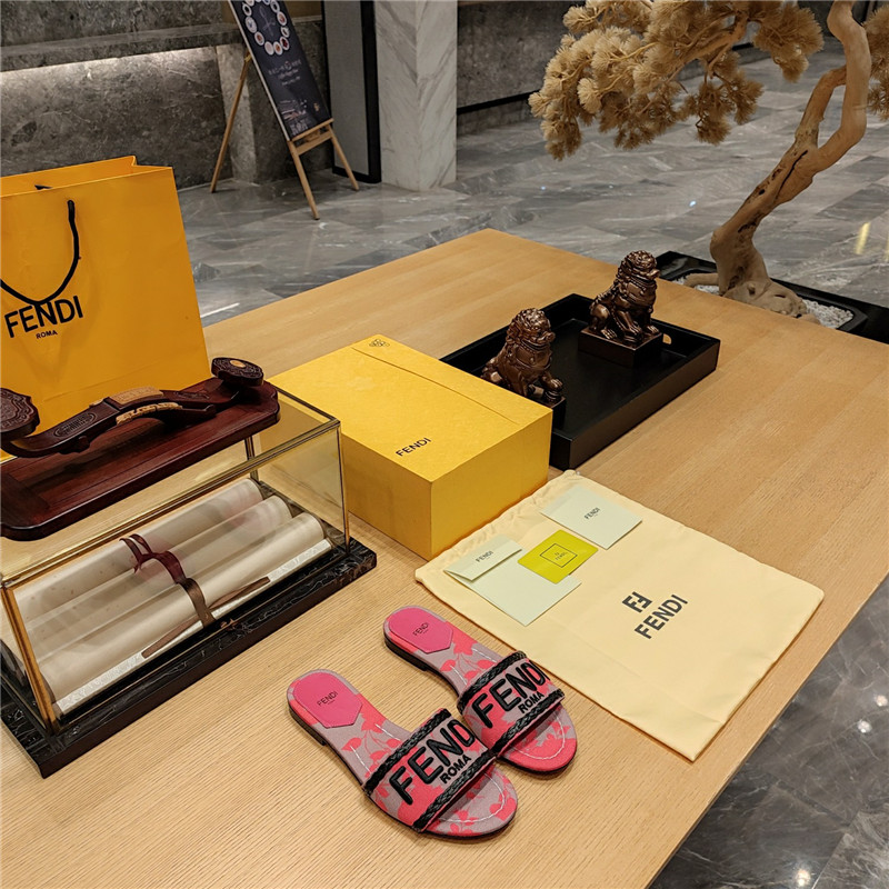 Best Replica fendi embroidered  FENDI  large English Logo logo slippers - Colareps