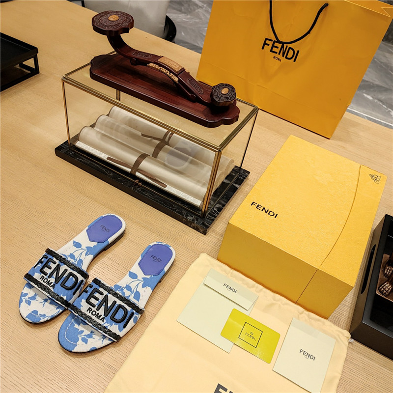 Best Replica fendi embroidered  FENDI  large English Logo logo slippers - Colareps