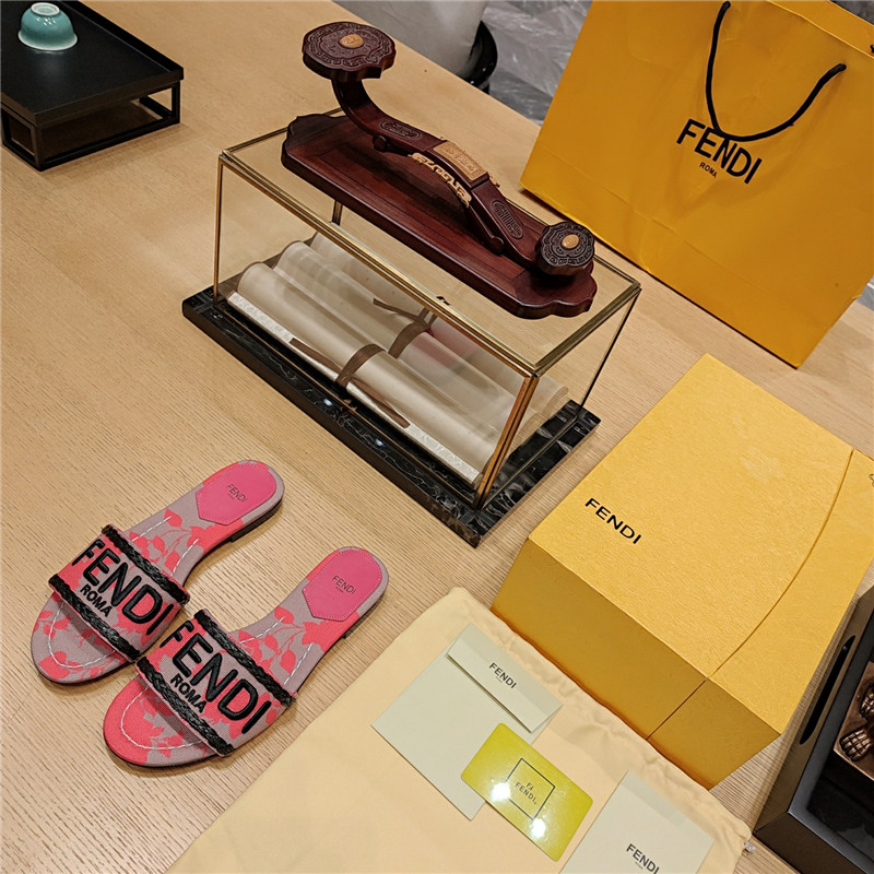 Best Replica fendi embroidered  FENDI  large English Logo logo slippers - Colareps