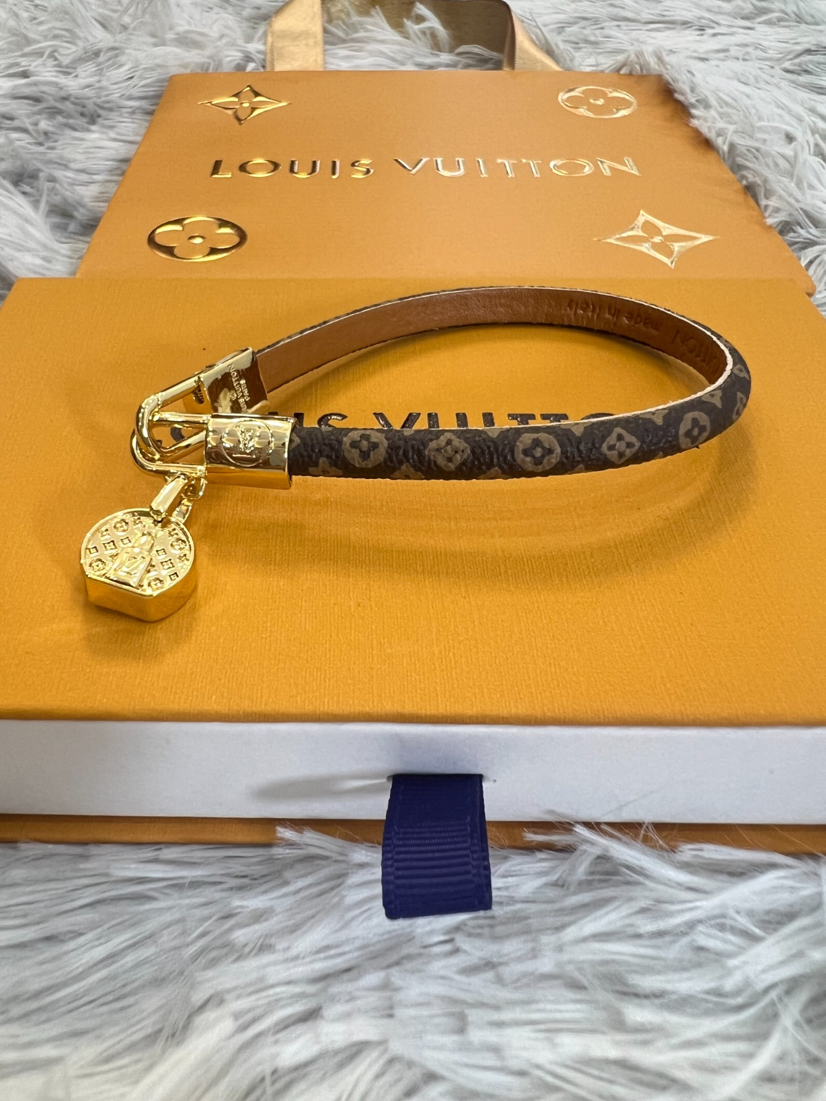 Best Replica Louis Vuitton LV Tribute Canvas Monogram Gold Plated Bracelet - Colareps