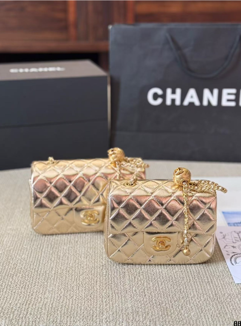 Best Replica Chanel mini flap bag, sheepskin and gold-tone metal - Colareps