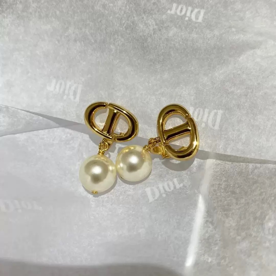 Best Replica Vintage-Inspired CD Pearl Drop Earrings - Colareps