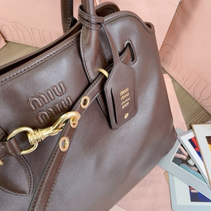 Best Replica Miu Miu Aventure Nappa Leather Tote Bag – Vintage-Inspired Soft Lambskin Tote (31×40×13cm) - Colareps