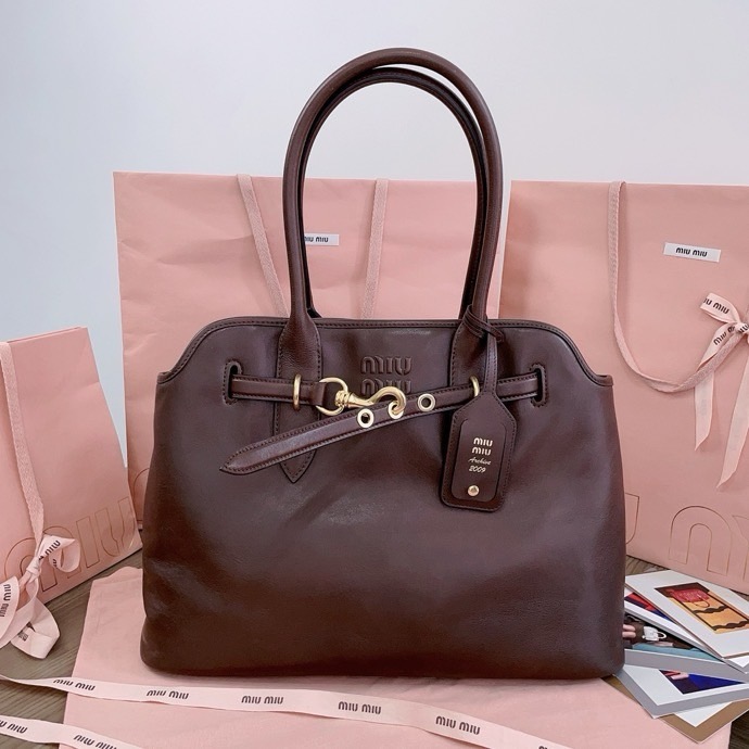 Best Replica Miu Miu Aventure Nappa Leather Tote Bag – Vintage-Inspired Soft Lambskin Tote (31×40×13cm) - Colareps