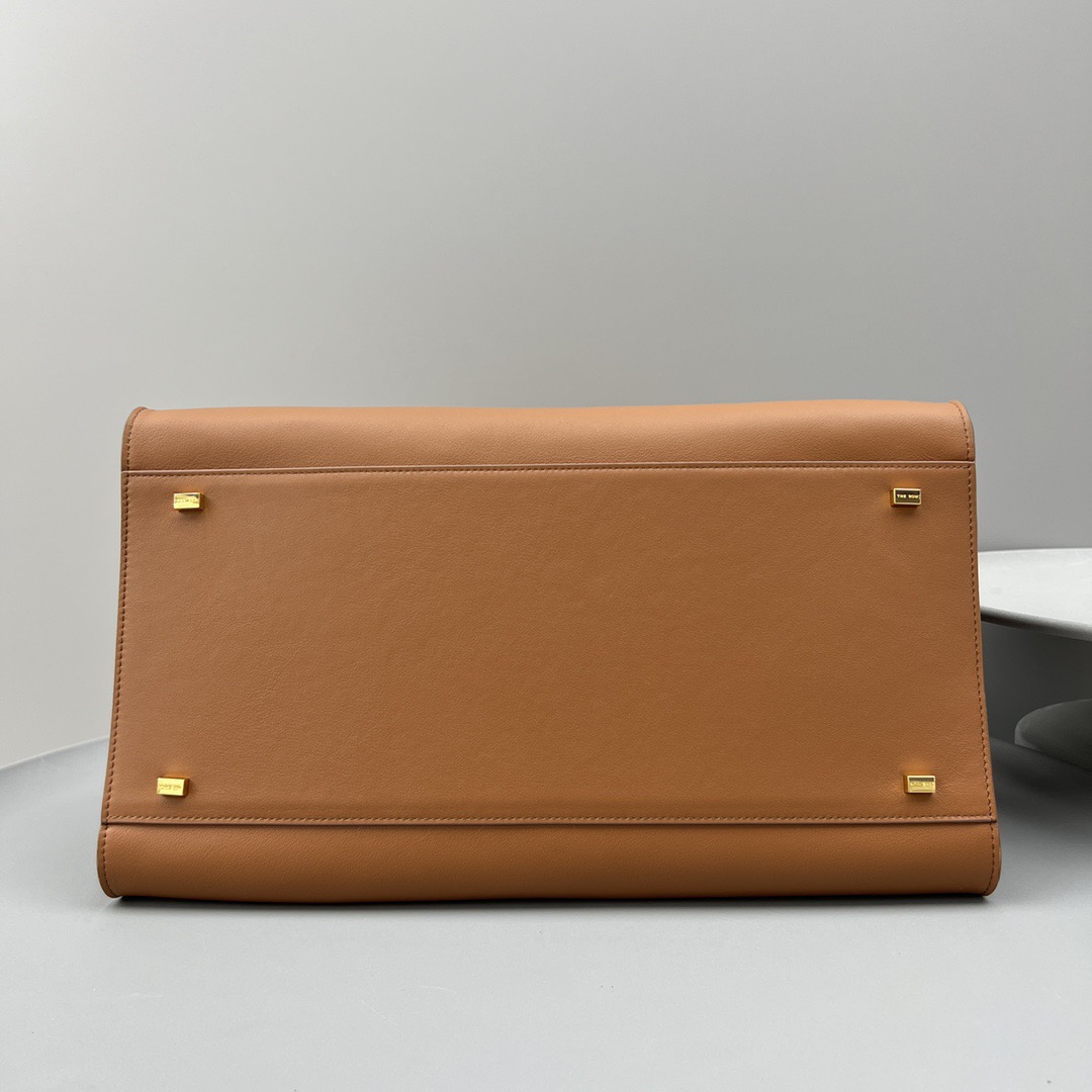 Best Replica 𝐓𝐇𝐄 𝐑𝐎𝐖 Margaux 15 Series Medium Flat Brown Bag - Colareps