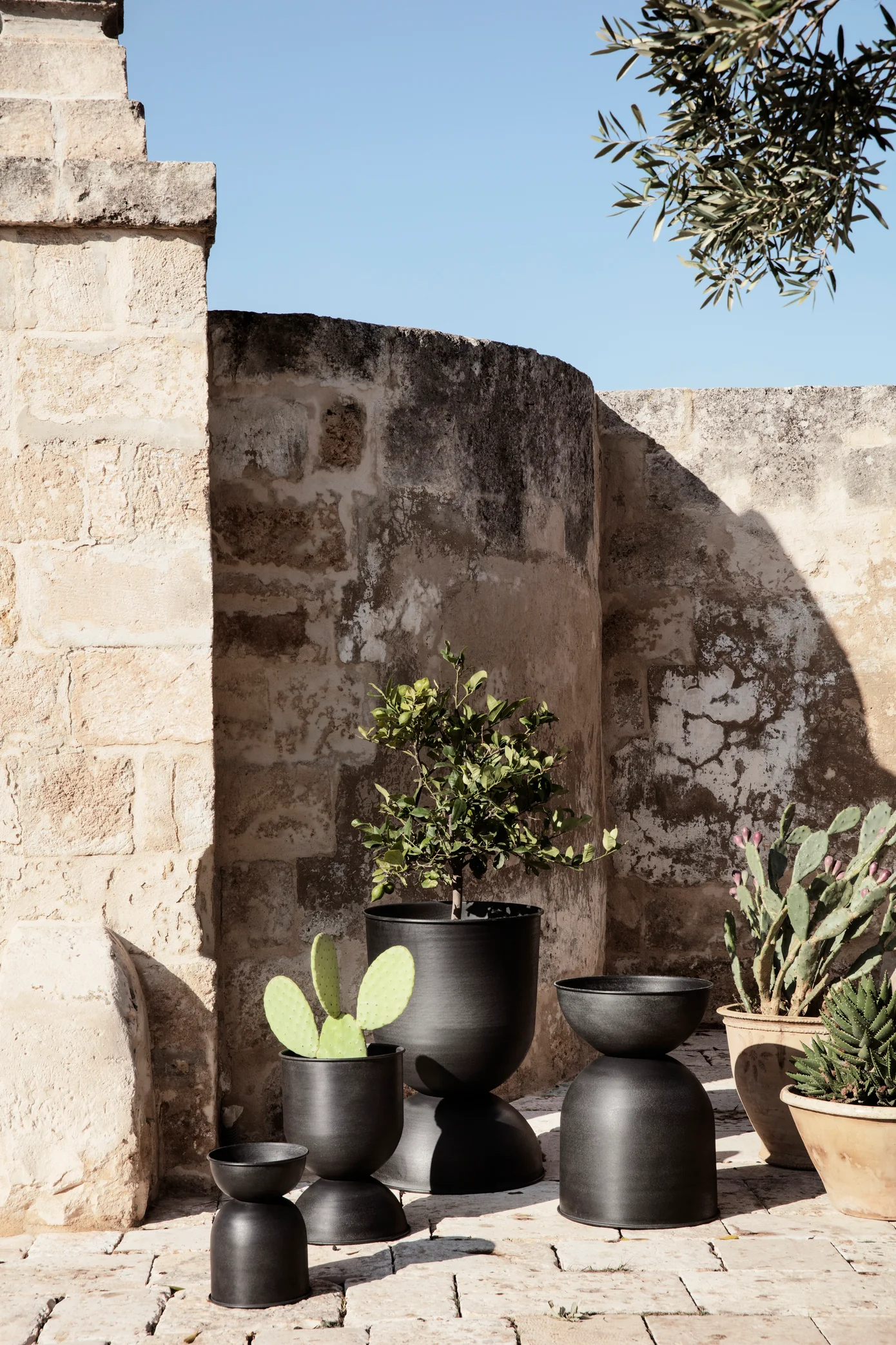 ferm LIVING | Hourglass Pots - Various Sizes - Black / Dark Grey