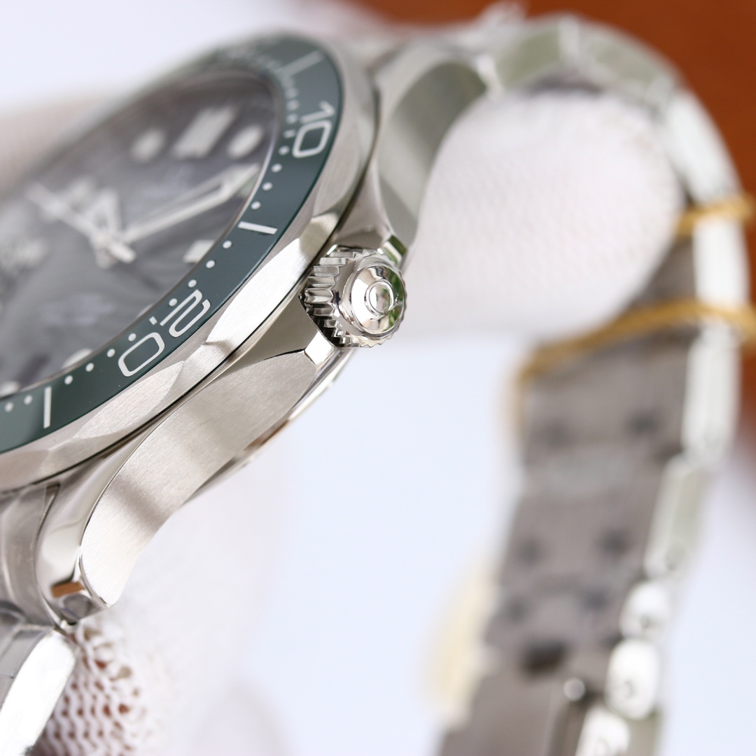 Green Seamaster uses the Double T black balance wheel 8800 movement, a 42 mm c