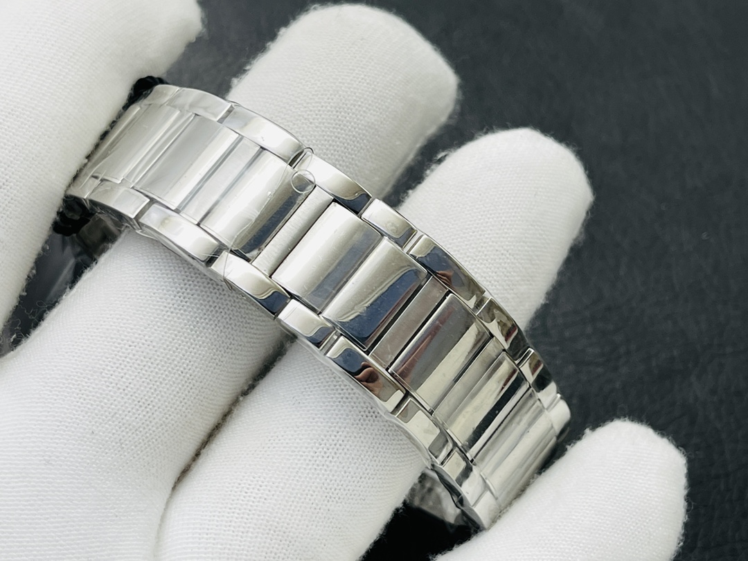 Cartier tank must de means that you must have a piece of Cartier.