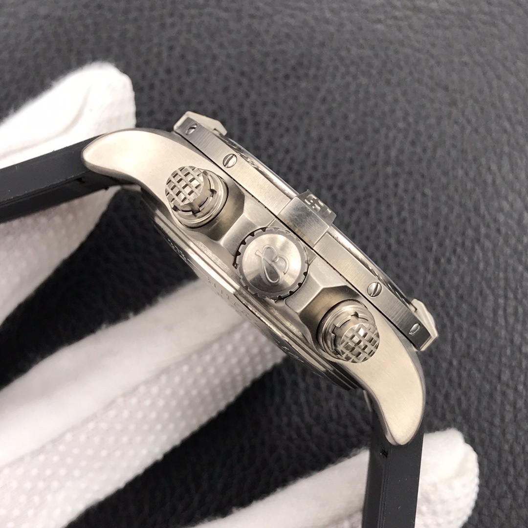 Breitling's new watch BREITLING AVENGER BANDIT