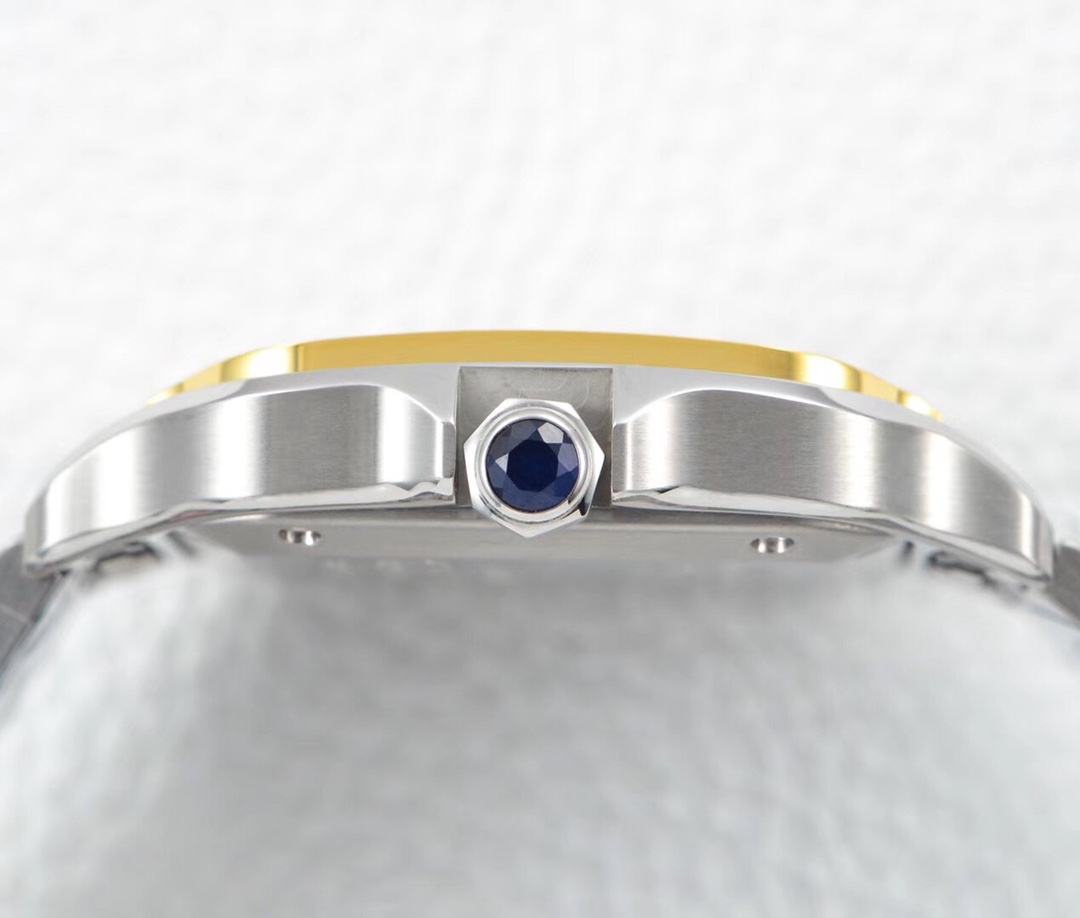 Cartier's new Santos case: 316 material dial