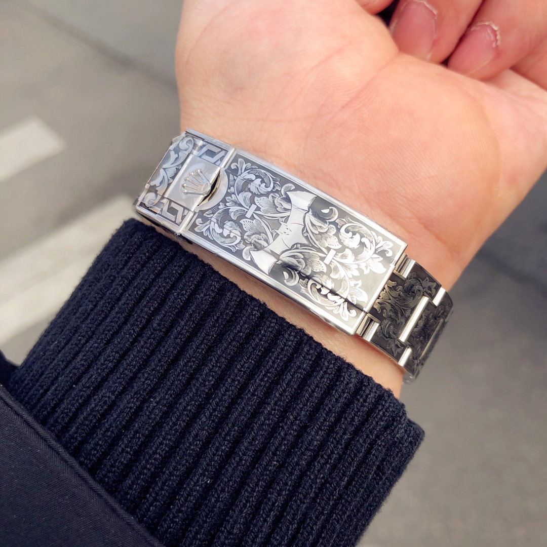 Combining Rolex’s classic water ghost with hand-carved gold craftsmanship