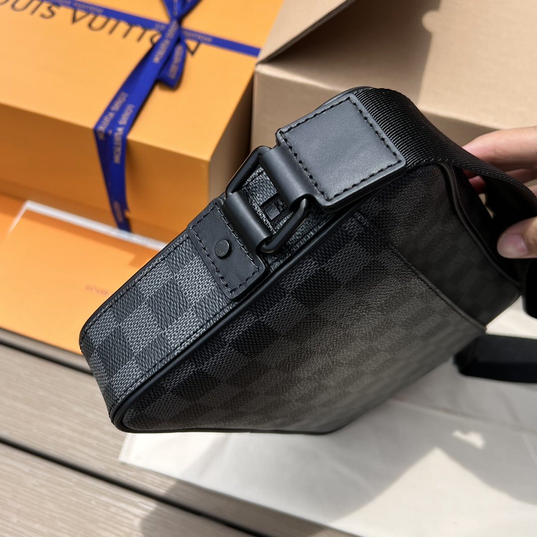 LV164463 men's bag