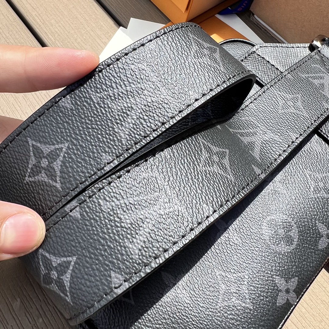 LV164426 men's bag style