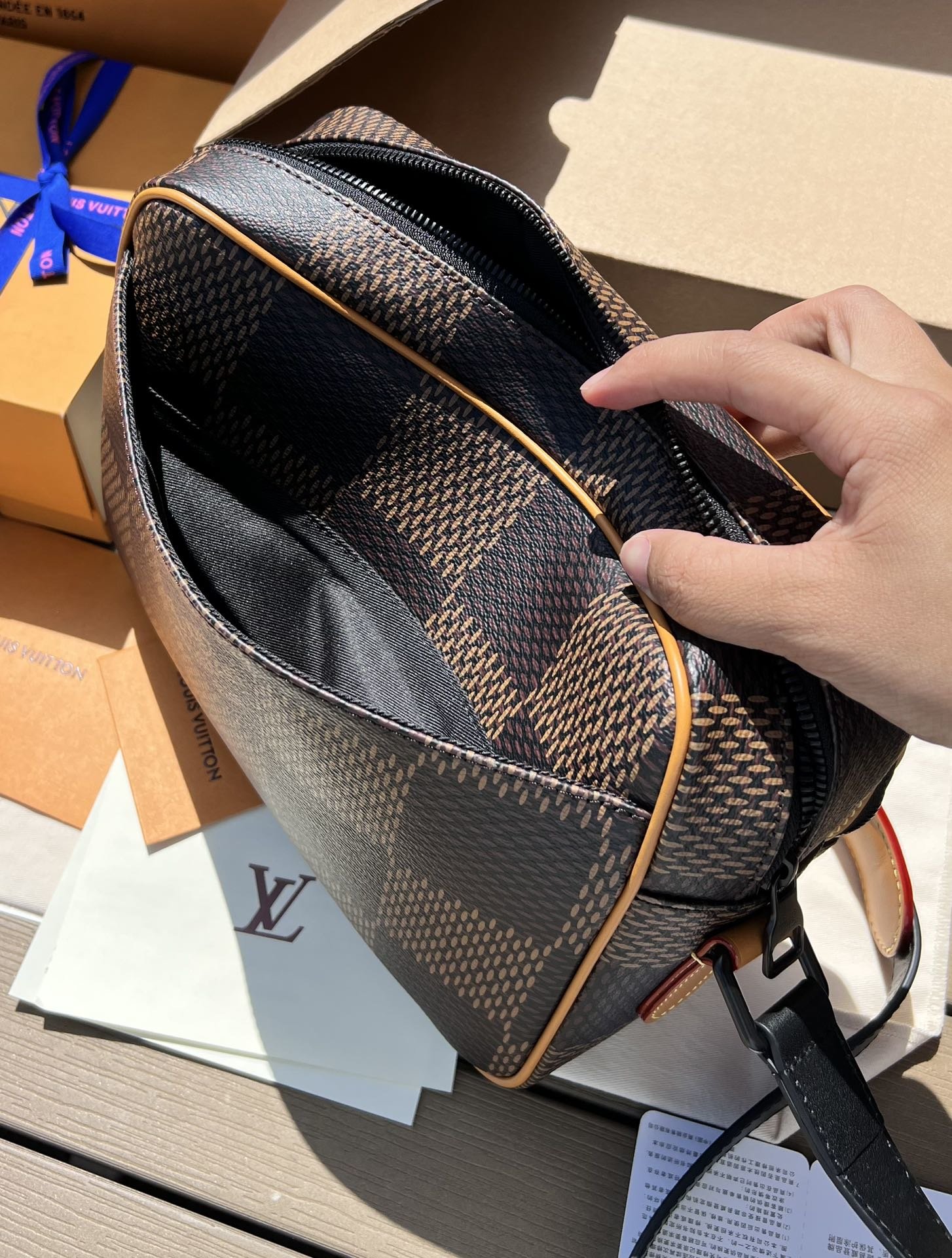 LV164421 bag
