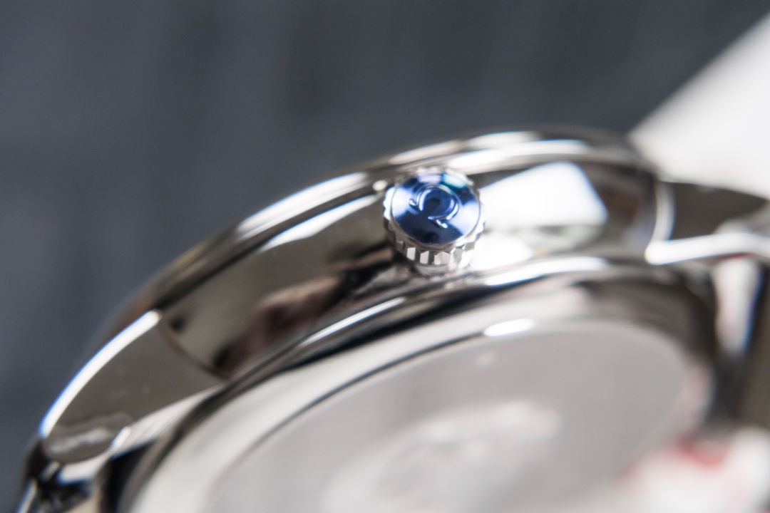 Omega Kinetic Die Fei is equipped with 2824