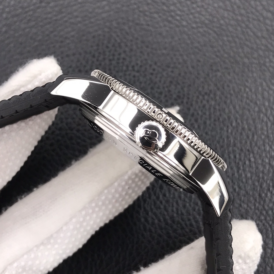 Breitling family - the Super Ocean Culture II 42mm watch