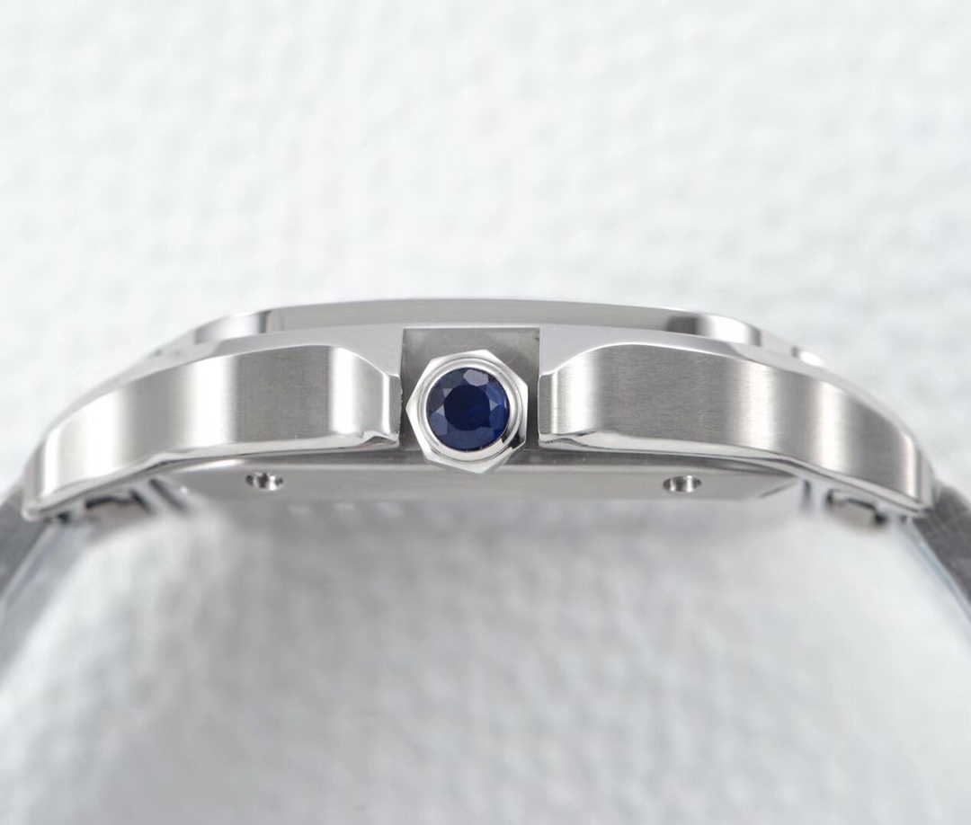 Cartier's new Santos case: 316 material dial