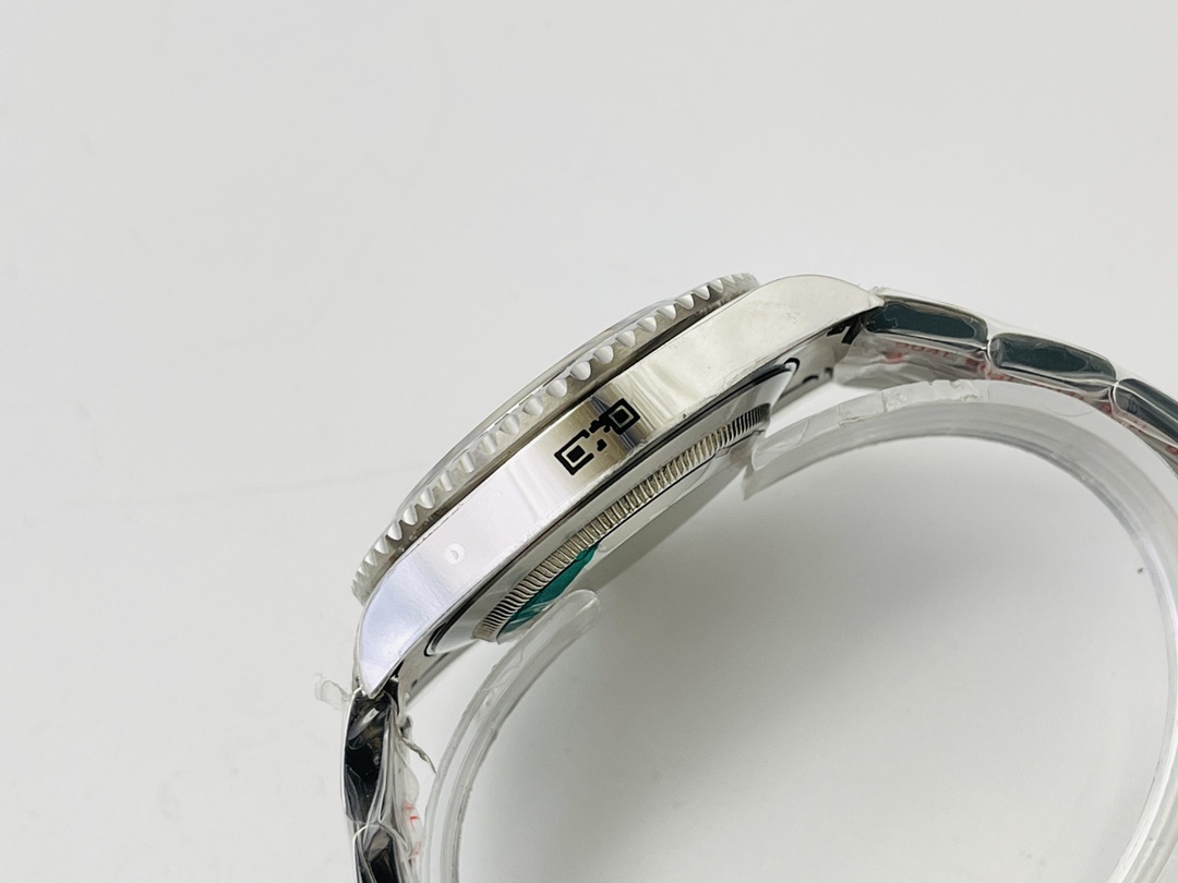 Rolex GMT-Master II customized version with diamond on the back!