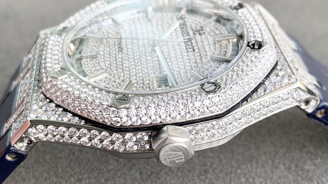 Audemars Piguet Royal Oak series 15402OR.ZZ.D003CR.01 Gypsophila watch