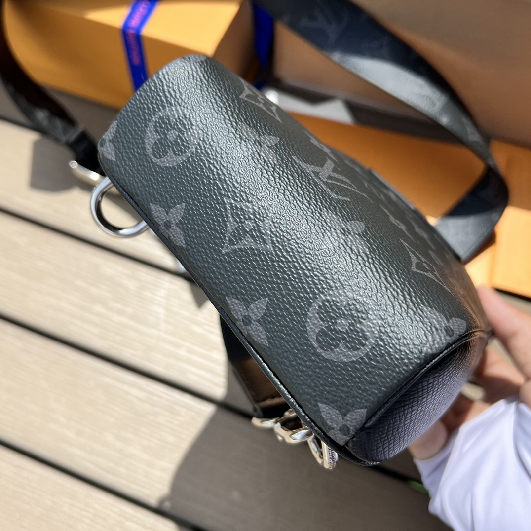 LV164426 men's bag style