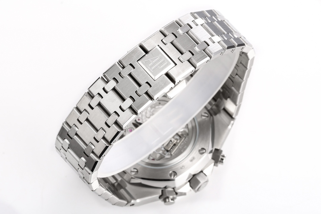 The new 26240 chronograph in the Audemars Piguet Royal Oak series