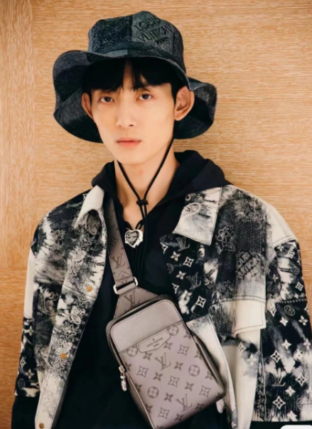 LV164426 men's bag style